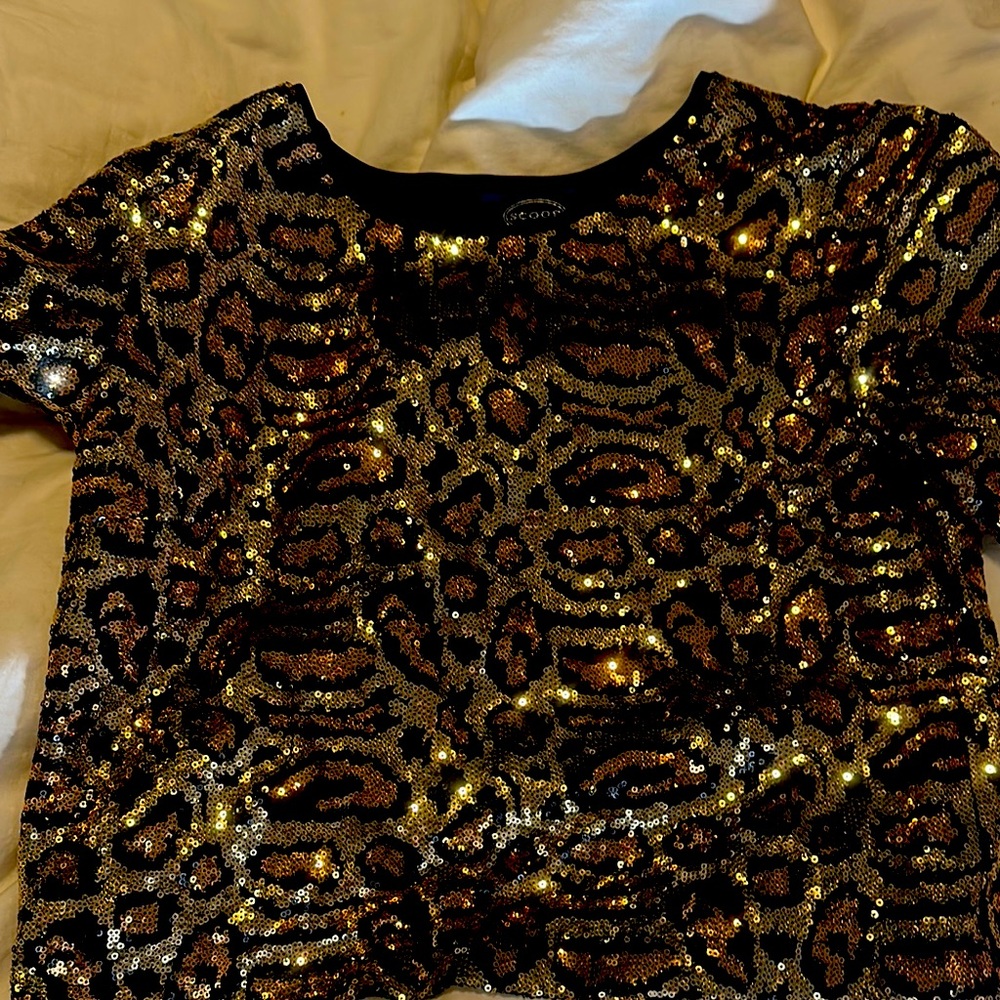Beautiful leopard print sequence crop top.